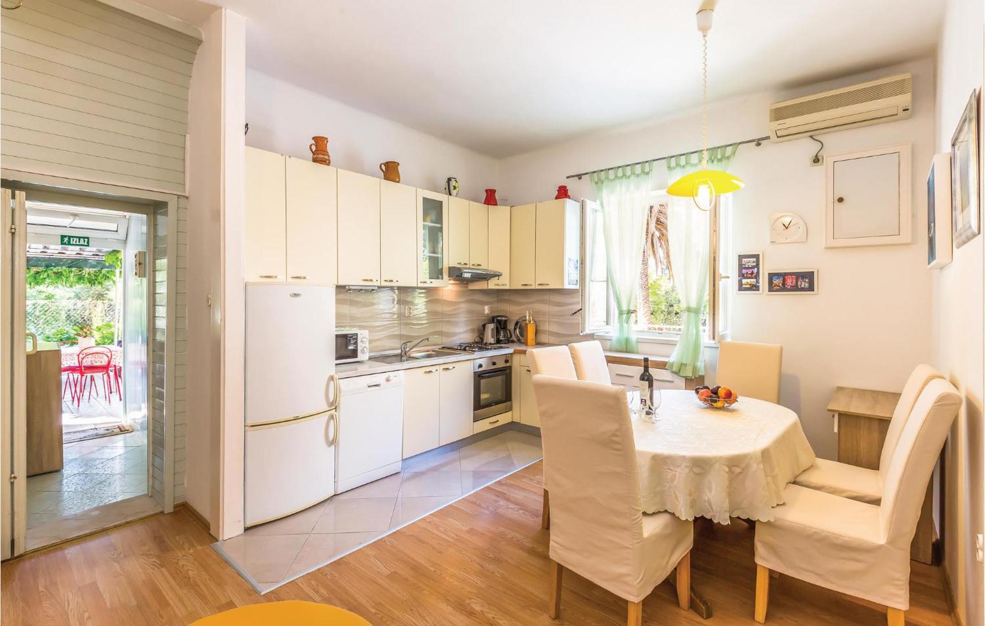 Awesome Apartment In Makarska With Kitchen 외부 사진